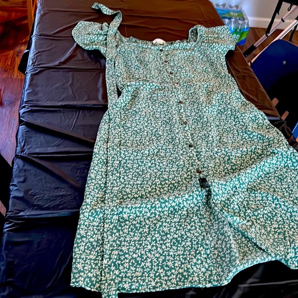 Light green floral type dress with a matching belt large